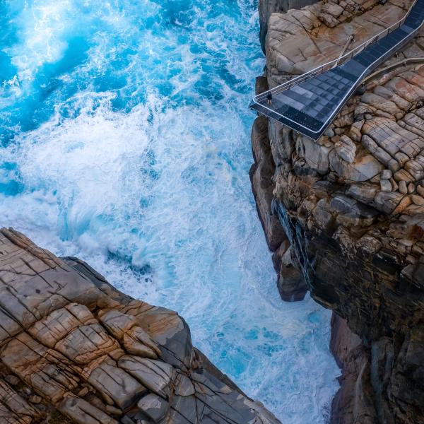 Rushing water between two rocks